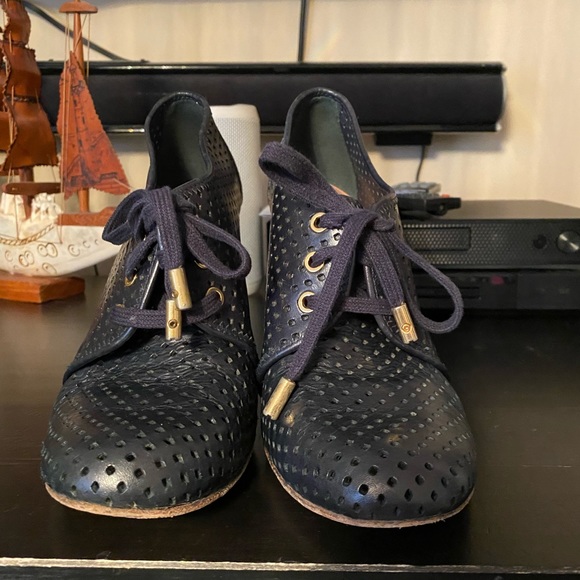 7.5 Tory Burch booties - Picture 2 of 4